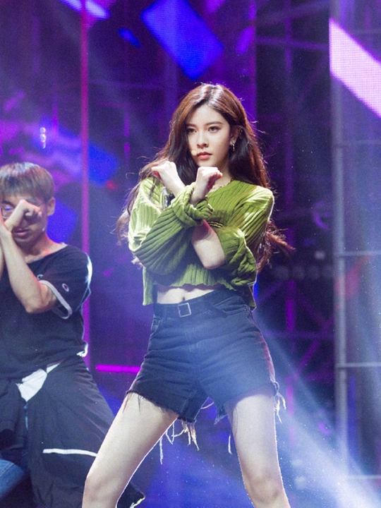 女友|宝藏女孩！张一山绯闻女友宋妍霏穿露脐装秀蛮腰，戴小黄帽很吸睛