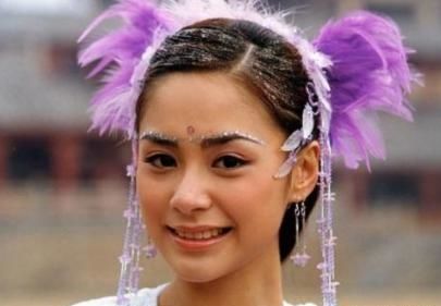 阿娇饰演的是紫薇仙子，阿sa饰演的是紫兰仙子，阿sa的扮相更加的偏灵气，