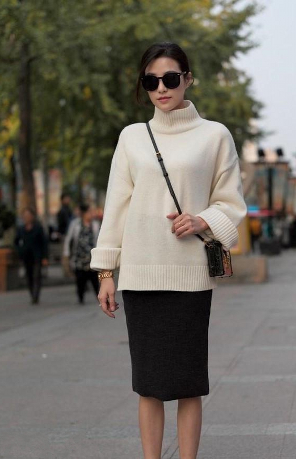 韵味|街拍,美女搭配充满十足的韵味,显得身材特别好