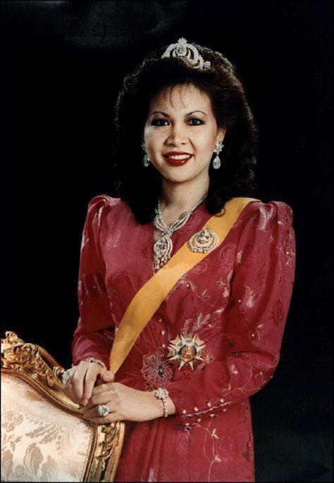 萨利哈|文莱两位王妃被休,王后穿华服戴头巾好风光,却长了一对死鱼眼