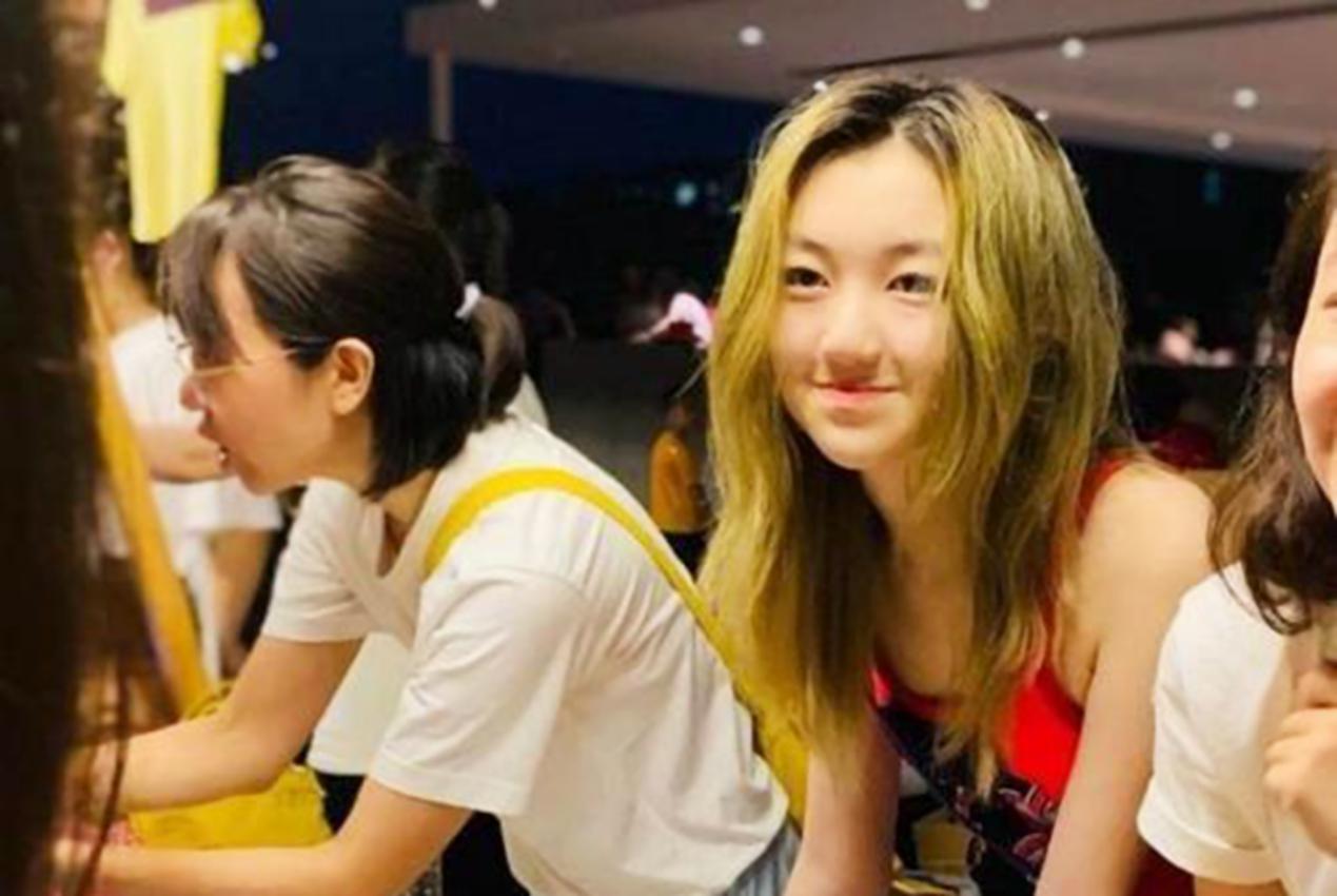 李嫣零点为李亚鹏庆生,父女相拥照片超有爱,网友:炫耀的老父亲