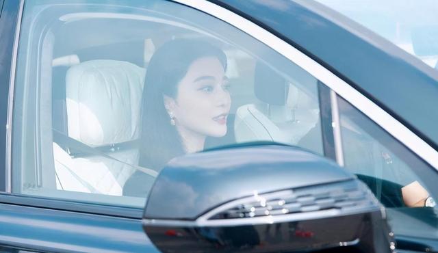 西装|范冰冰变汽车宝贝！穿涂鸦西装没肚腩，生图曝光颜值还在气场没了