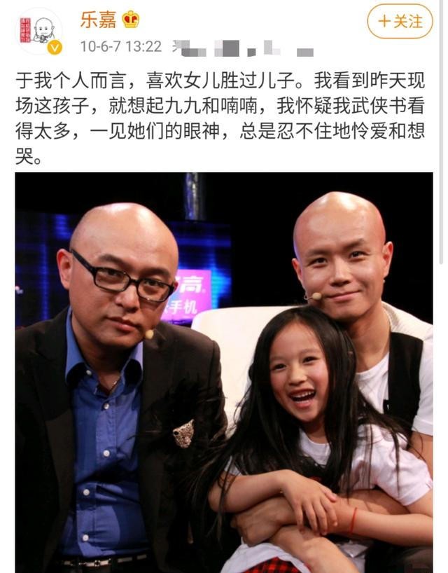 已婚主持人乐嘉公共场合撩妹?抚摸陌生女子脸庞,两人对视太自然