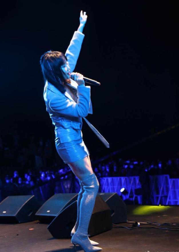 官方|原创黄龄摔落舞台坚持唱完彰显女排精神,官方通报解释却不得网友认可