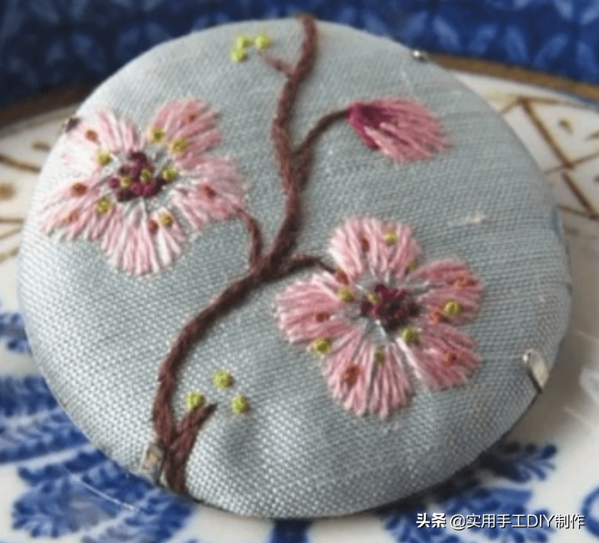 刺绣|「刺绣作品」100个迷人时尚的刺绣纽扣，装饰衣物美美的