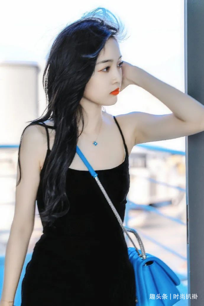 版型|吴宣仪私服也太会秀身材了！穿一袭丝绒吊带裙，肤白貌美仙女一个