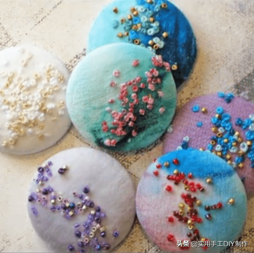 刺绣|「刺绣作品」100个迷人时尚的刺绣纽扣，装饰衣物美美的