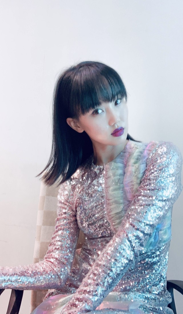 观众|原创因摔下舞台而受伤，哭着向观众道歉，她还坚持唱完了歌