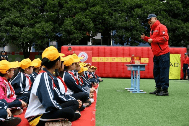 小孩|熊孩子成“锅盖侠”，招数防不胜防，网友：承包我一年的笑点