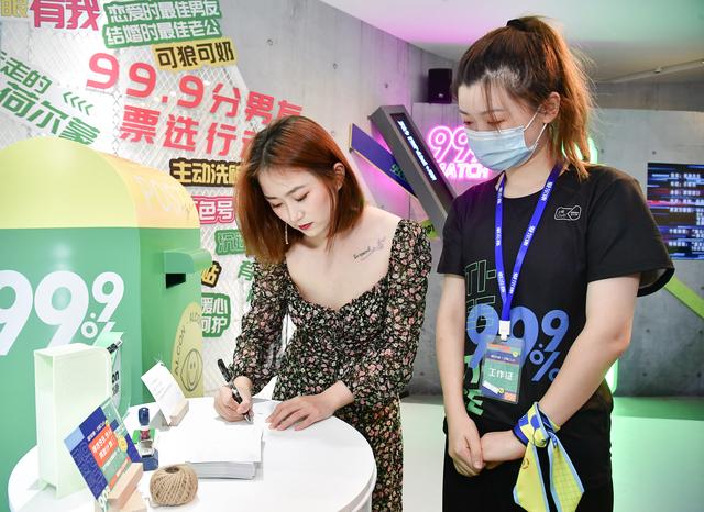 男友|99.9%诠释“傲滴先生”，爱尔康傲滴隐形眼镜护理液引爆潮流圈