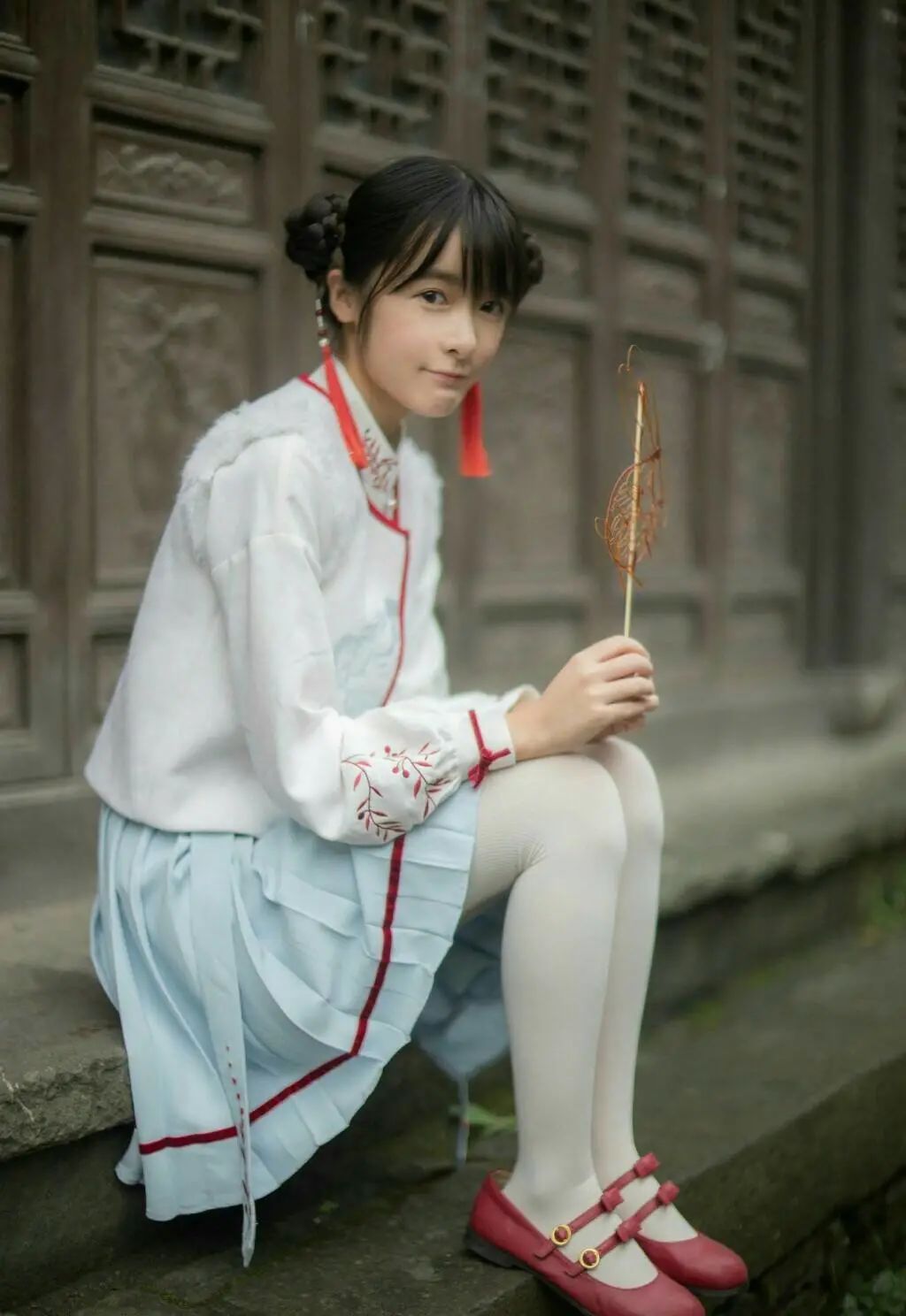 周星驰干女儿现在长这样,穿晋制汉服仙气飘飘,美成画中少女
