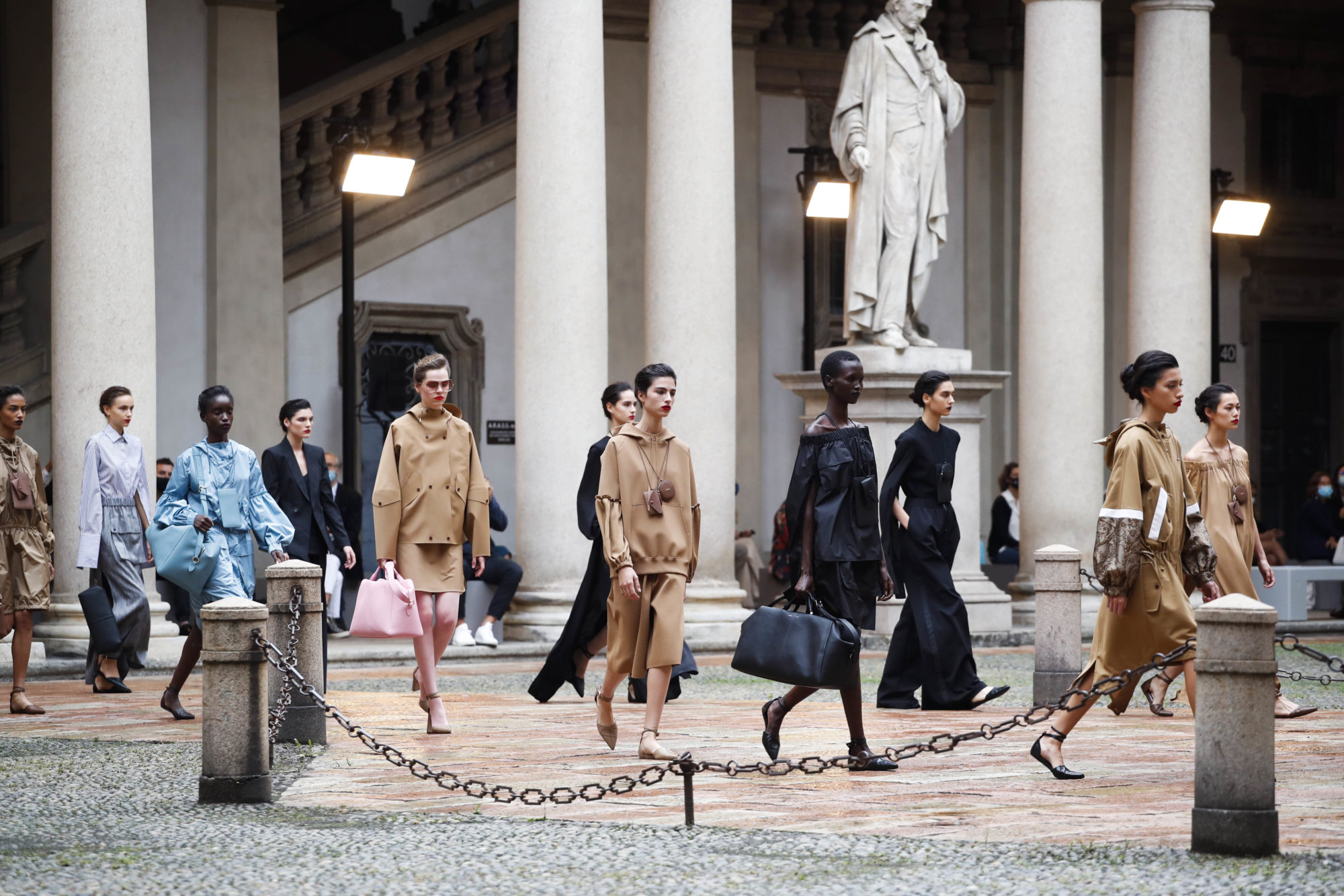 Max|2021春夏时装周：复苏文艺复兴美学，Max Mara 结合都会与复古的女力精神