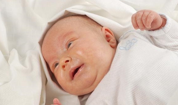 孩子|宝宝消化不良了，3个小妙招教妈妈正确应对孩子吐奶放屁有奶瓣