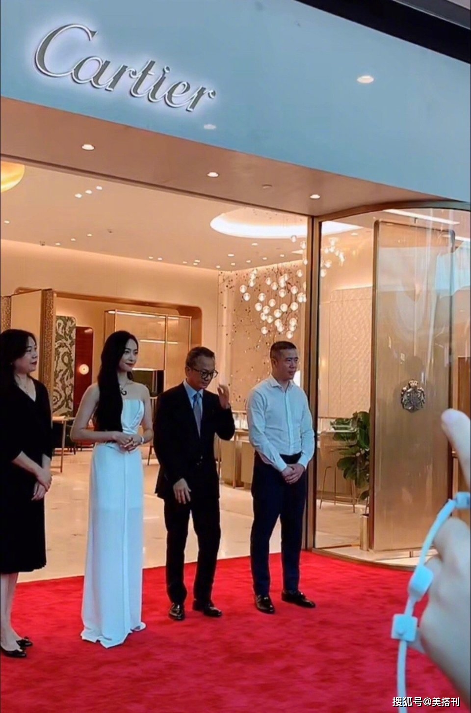 身材|金鹰女神候选人宋茜生图惊艳，一袭抹胸开叉裙，身材凹凸颜值能打