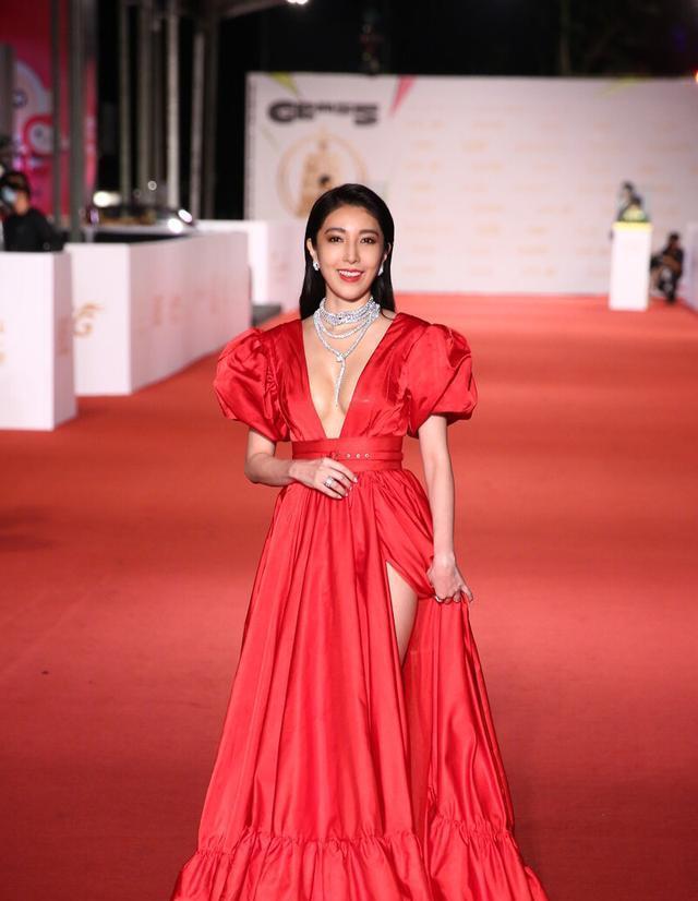 礼服|杨谨华亮相金钟奖，宫廷风深V礼服秀好身材，43岁美得让人心动