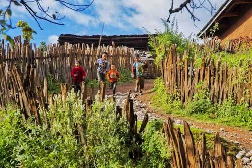 利家|深山中的传统母系部落, 纯朴保守美女多， 居然家家户户没厕所