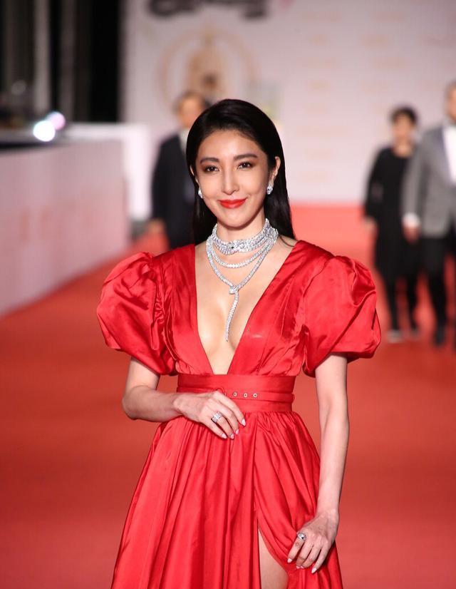 礼服|杨谨华亮相金钟奖，宫廷风深V礼服秀好身材，43岁美得让人心动