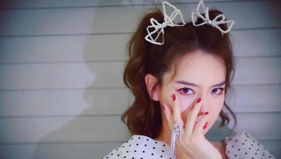 赵露思|发量王者赵露思的减龄搭配你也可以学