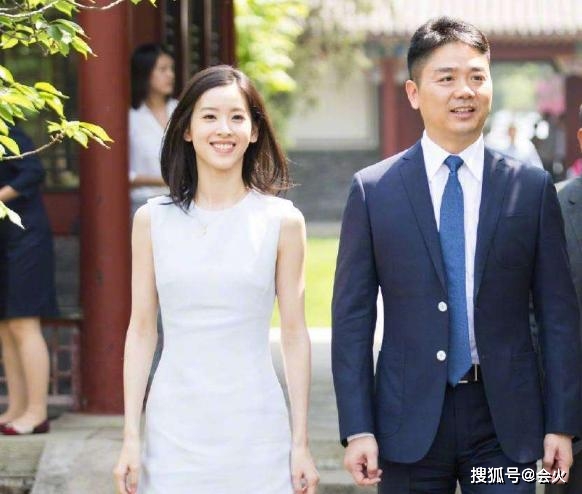 豪门聚会曝光！刘强东夫妇亲密挽手破离婚传闻