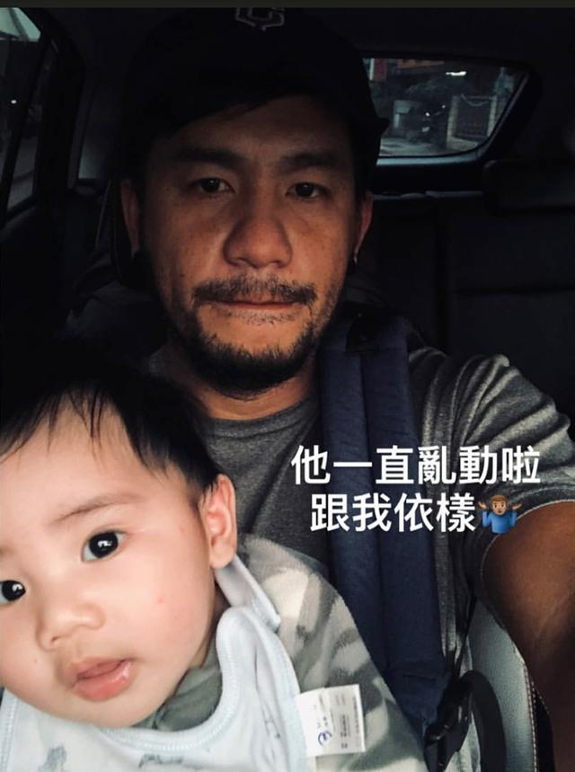 小谷|小谷沐被爸爸妈妈夹击吻表情喜感张震岳晒全家福为2岁儿子庆生