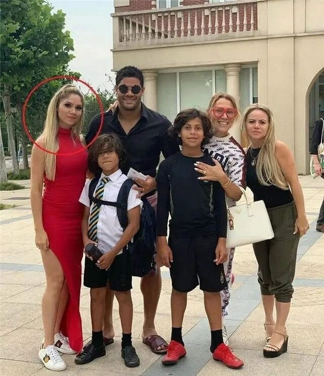 前妻|原创中超巨星结束分居！手的位置太豪放，前妻侄女变女友笑得合不拢嘴