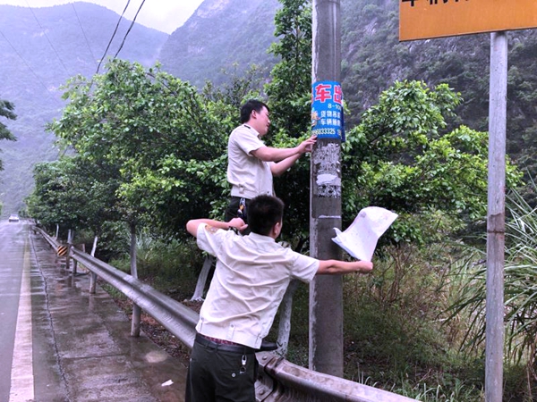 为辖区|为辖区道路换装 喜迎国庆节到来