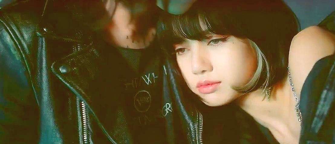 Lisa|blackpink新专视频预告：jisoo崩溃奔跑，Lisa依靠在一个男人怀里