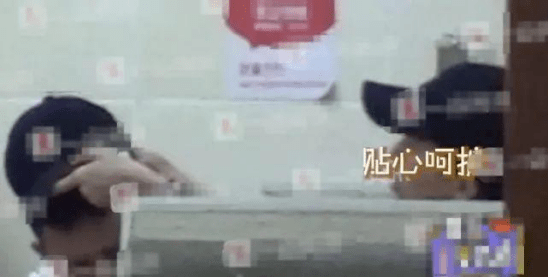 手臂|36岁文章现身机场，肩膀宽厚手臂都是肌肉，身材健硕很有男人味