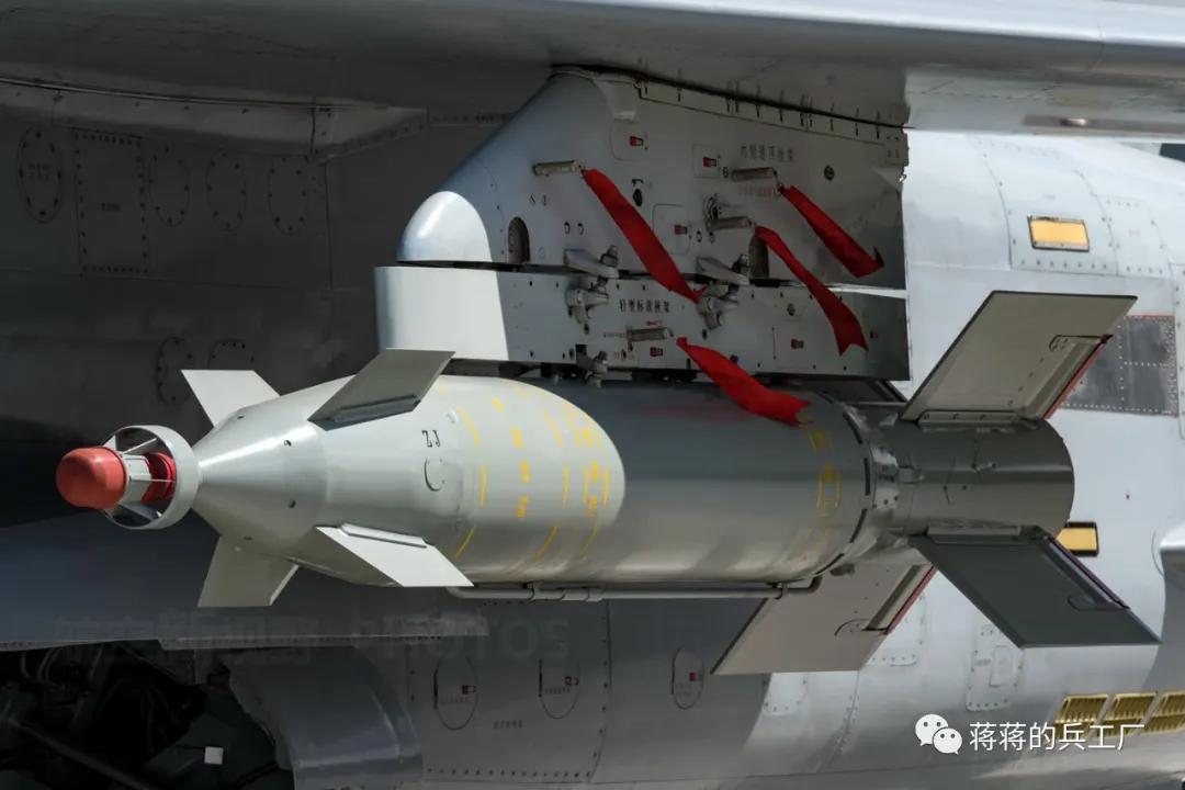 飞豹战斗机挂载新型激光制导炸弹与电子干扰吊舱实战意味明显