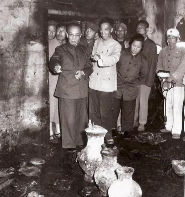 1956年郭沫若挖明定陵,裸手上阵取文物,三千多瑰宝损毁大半