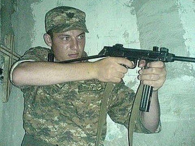 俄黑帮不爱ak,就要亚美尼亚冲锋枪!别看太小,人手两把火力强