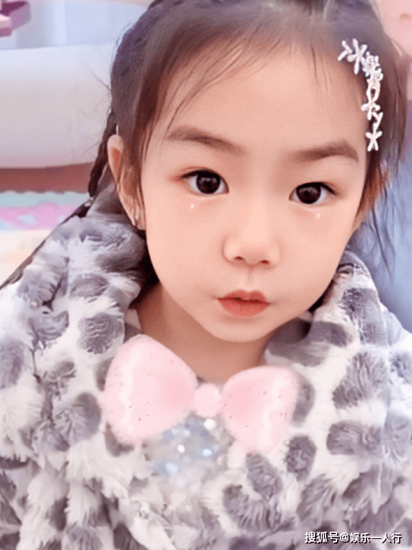 戚薇女儿才是“整容式”长大,如今比妈妈还养眼!