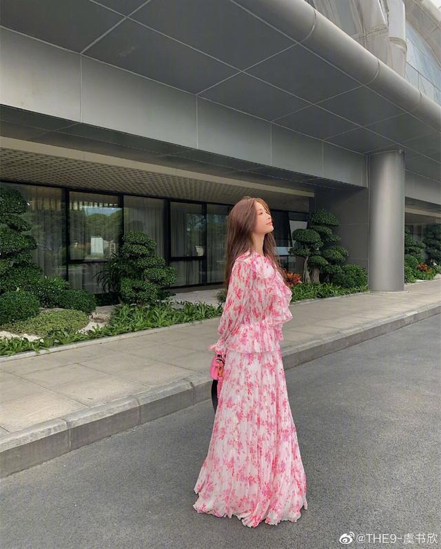 调配|虞书欣冷艳短发配烟熏妆，金丝衬衫野性十足，欣欣子可塑性太强！