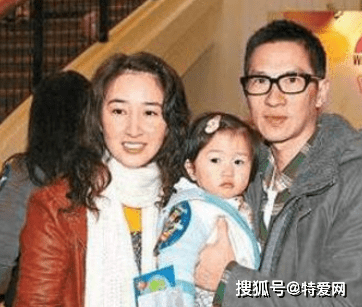 张家辉关咏荷恩爱现身,十指相扣低调炸街