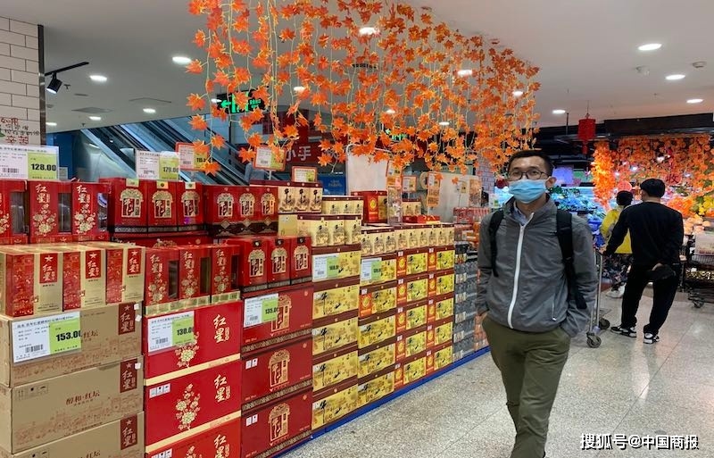 一家|高端白酒成箱卖 先涨价后促销 今年中秋你买酒了吗？