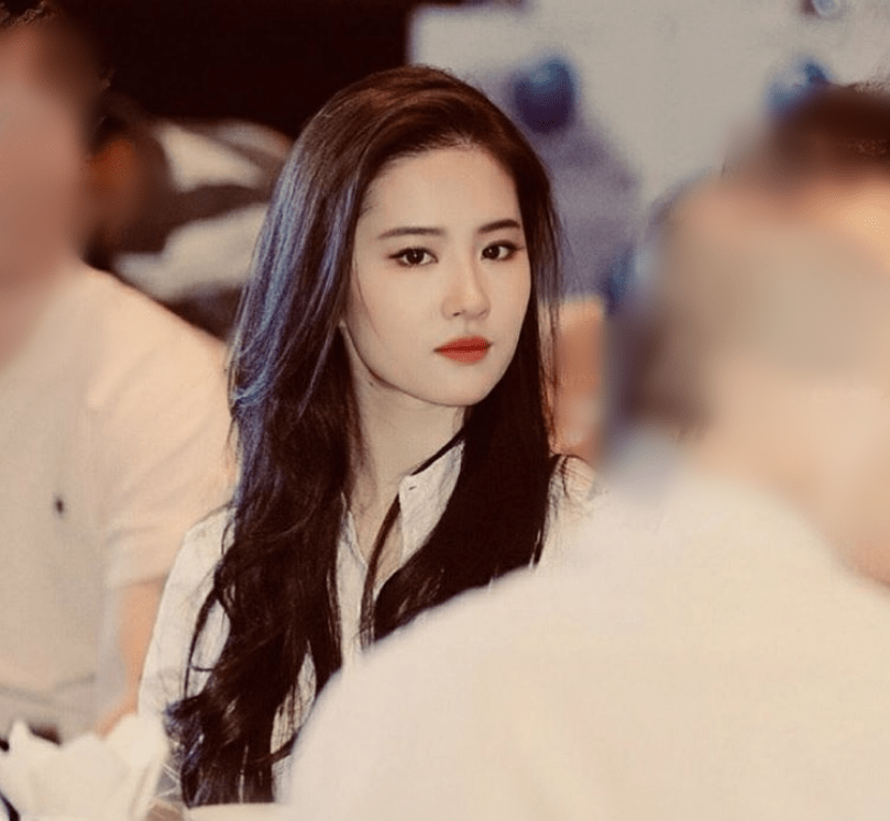 陈以溪|壕疯狂追星！知名设计师好莱坞买广告牌，只求加刘亦菲好友