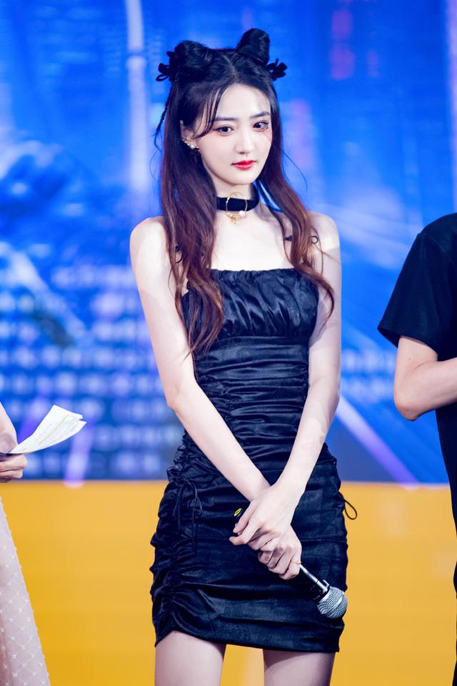 粉色|徐璐分手后愈发精致了，穿淡粉色轻纱裙似仙女下凡，美到让人心动