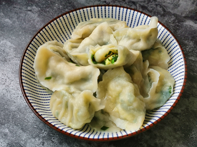 这时候吃饺子,就爱吃这馅的,就是用韭菜鸡蛋虾仁包的饺子,这馅料鲜嫩