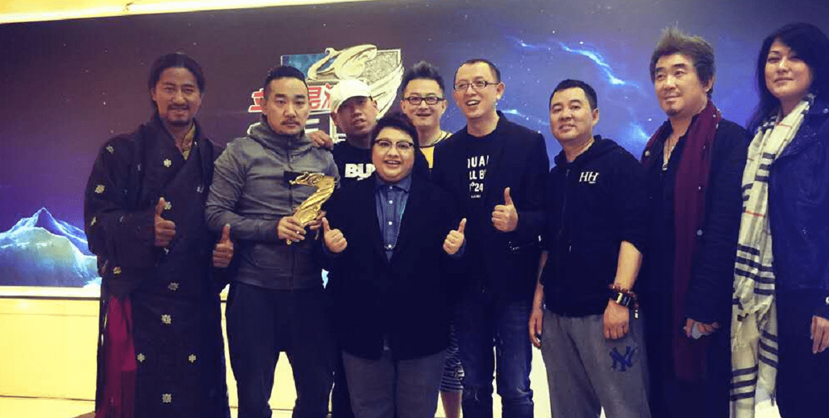 西装|49岁韩红瘦出尖下巴！穿西装戴领结大佬范十足，还是胖了更好看