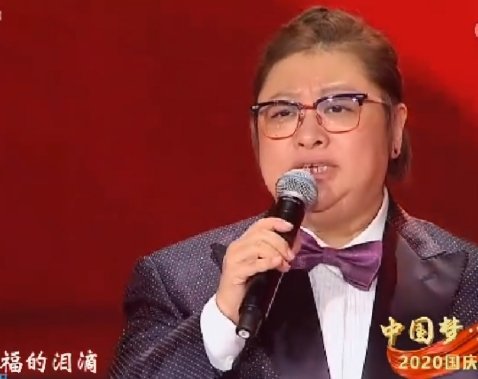 西装|49岁韩红瘦出尖下巴！穿西装戴领结大佬范十足，还是胖了更好看