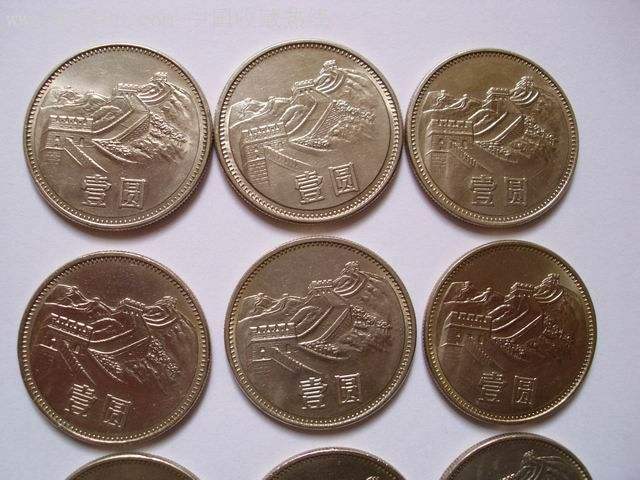 一个一元硬币一个屎字猜成语_一元硬币