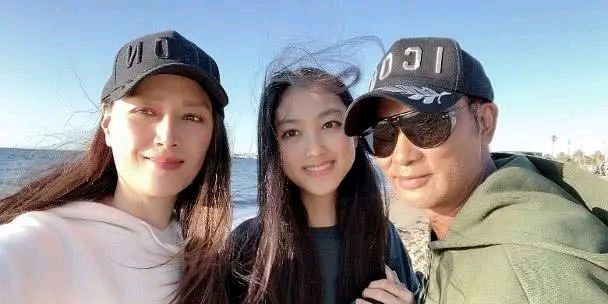 任达华|任达华女儿与妈妈同框似姐妹，逆天长腿成品牌新宠，如行走的衣架