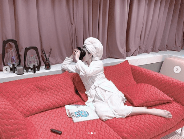 范冰冰|范冰冰躺家里云看秀,穿浴袍化浓妆显违和,背景暴露她仍住豪宅