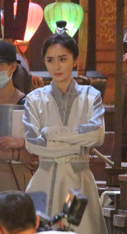 嘉行|迪丽热巴新造型发际线后退，和杨幂一样秃，被嘲是嘉行祖传发际线