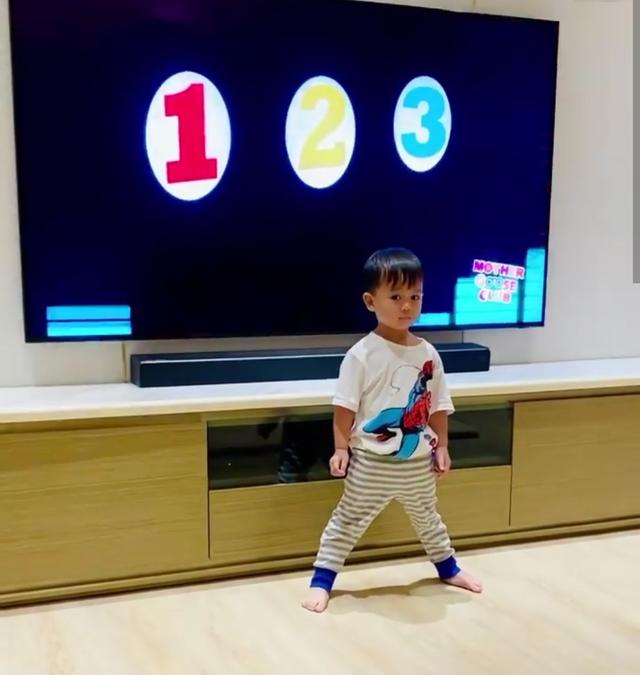 儿子|原创胡杏儿老公晒儿子跳舞，Brendan跳得一脸认真，萌态十足