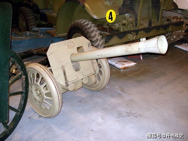 火炮有一个简易的轮式炮架,一根带有喇叭状炮口的炮管安装在上面,可以