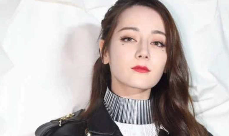 热巴|当红女星的“美人痣”，热巴长在眼下，韩佳人在鼻尖，谁最迷人？