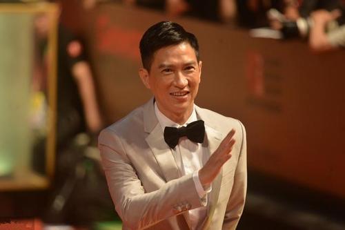 调整|原创55岁张家辉近况，身体暴瘦老态尽显，过街需要妻子搀扶