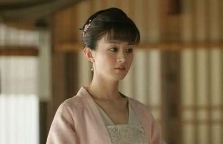 赵丽颖|当赵丽颖穿上汉服后，女人味十足！难怪让冯绍峰为之着迷