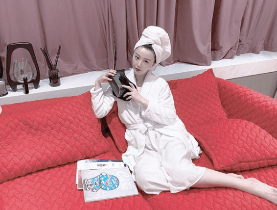 范冰冰|范冰冰躺家里云看秀,穿浴袍化浓妆显违和,背景暴露她仍住豪宅